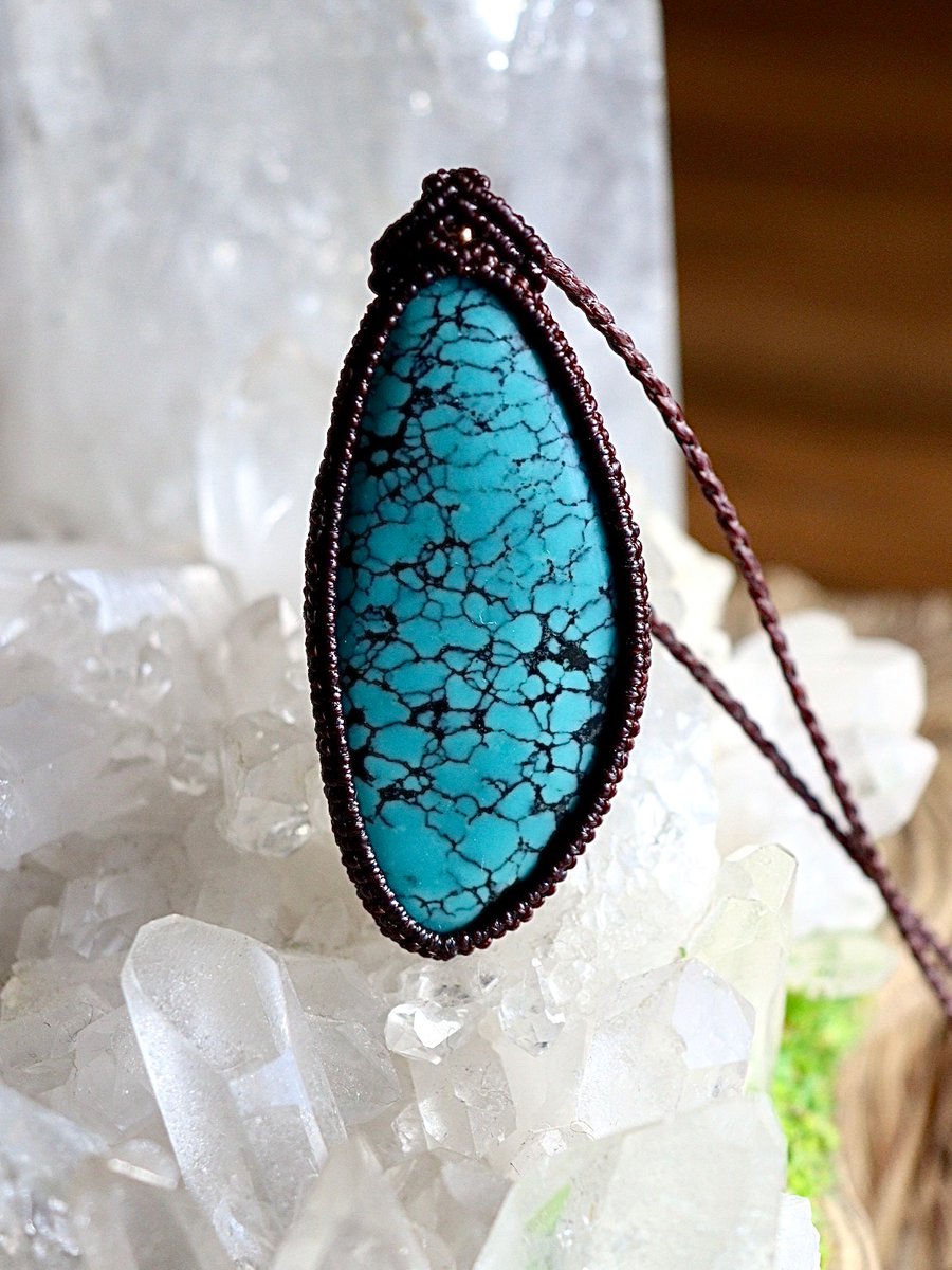 チベタンターコイズマクラメネックレス 網目模様に映える青緑色が綺麗