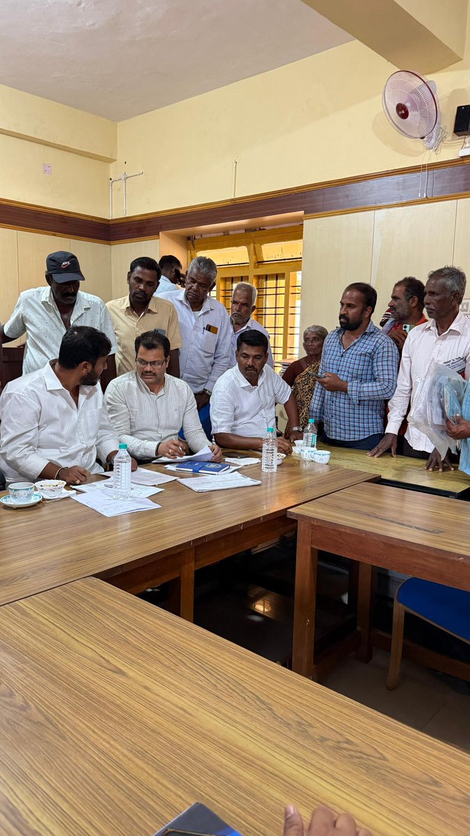 gdharishgowda's tweet photo. ಹುಣಸೂರು ತಾಲ್ಲೂಕು ಕಚೇರಿಯಲ್ಲಿ ನಿನ್ನೆ ನಡೆದ ದರಖಾಸ್ತು ಕಮಿಟಿ ಸಭೆಯಲ್ಲಿ ಸಾರ್ವಜನಿಕರಿಂದ ಅಹವಾಲು ಸ್ವೀಕರಿಸಿ ಪರಿಶೀಲಿಸಿದ್ದು, ಅರ್ಜಿಗಳನ್ನು ಸರ್ಕಾರಿ ನಿಯಮಾನುಸಾರವಾಗಿ ಶೀಘ್ರದಲ್ಲೇ ವಿಲೇವಾರಿ ಮಾಡುವಂತೆ ಸಂಬಂಧಪಟ್ಟ ಅಧಿಕಾರಿಗಳಿಗೆ ಸೂಚಿಸಲಾಯಿತು.
#gdharishgowda #hunsur #hunsurdevelopment #gdhforhunsur https://t.co/Ayd76aG4pz