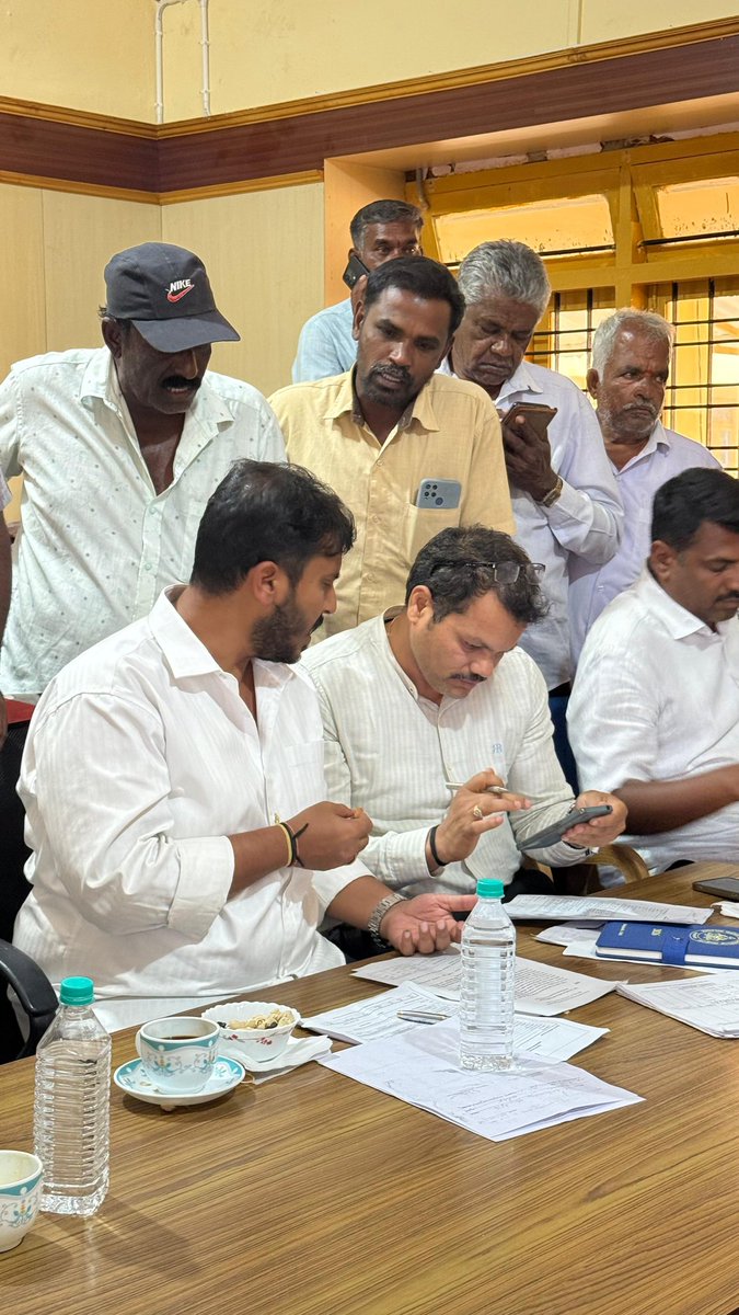 gdharishgowda's tweet photo. ಹುಣಸೂರು ತಾಲ್ಲೂಕು ಕಚೇರಿಯಲ್ಲಿ ನಿನ್ನೆ ನಡೆದ ದರಖಾಸ್ತು ಕಮಿಟಿ ಸಭೆಯಲ್ಲಿ ಸಾರ್ವಜನಿಕರಿಂದ ಅಹವಾಲು ಸ್ವೀಕರಿಸಿ ಪರಿಶೀಲಿಸಿದ್ದು, ಅರ್ಜಿಗಳನ್ನು ಸರ್ಕಾರಿ ನಿಯಮಾನುಸಾರವಾಗಿ ಶೀಘ್ರದಲ್ಲೇ ವಿಲೇವಾರಿ ಮಾಡುವಂತೆ ಸಂಬಂಧಪಟ್ಟ ಅಧಿಕಾರಿಗಳಿಗೆ ಸೂಚಿಸಲಾಯಿತು.
#gdharishgowda #hunsur #hunsurdevelopment #gdhforhunsur https://t.co/Ayd76aG4pz