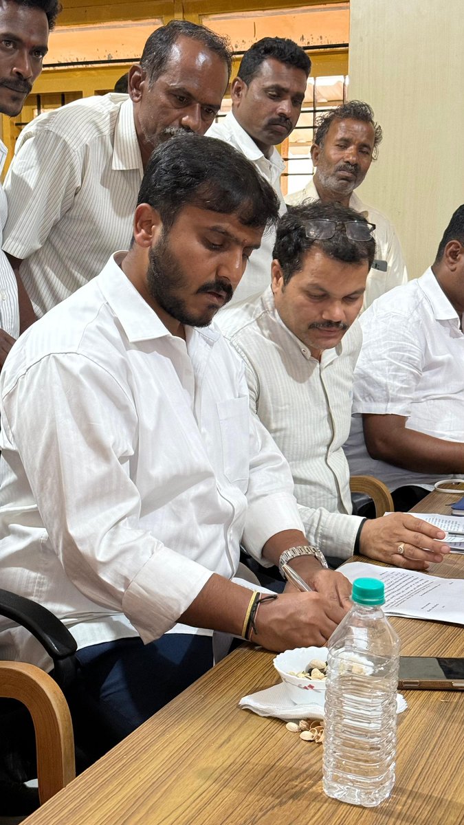 gdharishgowda's tweet photo. ಹುಣಸೂರು ತಾಲ್ಲೂಕು ಕಚೇರಿಯಲ್ಲಿ ನಿನ್ನೆ ನಡೆದ ದರಖಾಸ್ತು ಕಮಿಟಿ ಸಭೆಯಲ್ಲಿ ಸಾರ್ವಜನಿಕರಿಂದ ಅಹವಾಲು ಸ್ವೀಕರಿಸಿ ಪರಿಶೀಲಿಸಿದ್ದು, ಅರ್ಜಿಗಳನ್ನು ಸರ್ಕಾರಿ ನಿಯಮಾನುಸಾರವಾಗಿ ಶೀಘ್ರದಲ್ಲೇ ವಿಲೇವಾರಿ ಮಾಡುವಂತೆ ಸಂಬಂಧಪಟ್ಟ ಅಧಿಕಾರಿಗಳಿಗೆ ಸೂಚಿಸಲಾಯಿತು.
#gdharishgowda #hunsur #hunsurdevelopment #gdhforhunsur https://t.co/Ayd76aG4pz