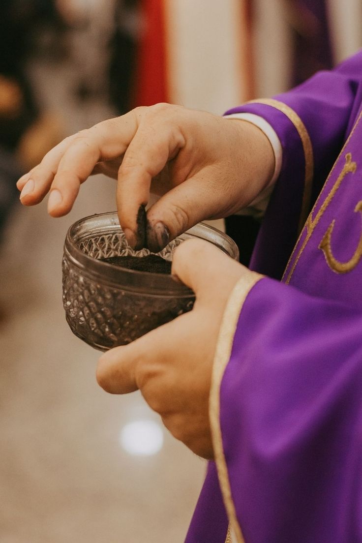 SacerdosMariae's tweet photo. Empieza la Cuaresma.

Y conviene recordar qué es —y qué no es— la ceniza.

1️⃣ La ceniza no es un espectáculo. Es un signo. Un signo sobrio que nos recuerda algo muy real: somos criaturas. «Acuérdate de que eres polvo y al polvo volverás» (cf. Gn 3,19). No somos dioses. Y aceptar eso libera.

2️⃣ No es un adorno religioso ni una identidad pública. Es una llamada. «Convertíos y creed en el Evangelio» (Mc 1,15). La ceniza abre un camino. No lo sustituye.

3️⃣ En la Biblia, la ceniza expresa penitencia sincera. No teatro. El profeta lo dice con claridad: «Rasgad vuestros corazones, no vuestros vestidos» (Jl 2,13). El problema nunca fue el gesto. Es el corazón.

4️⃣ Es un sacramental. Dispone el alma a la gracia. No convierte automáticamente. La conversión la obra Dios. Y los medios son los de siempre: confesión, Eucaristía, oración, ayuno y limosna.

5️⃣ Si el gesto se exagera, se exhibe o se convierte en performance, pierde su sentido. El polvo no es para presumir. Es para recordar.

6️⃣ La ceniza dice algo sencillo y muy serio: el tiempo es breve. La gracia actúa hoy. La Cuaresma no empieza en la frente. Empieza en el alma.

#Cuaresma #MiércolesDeCeniza #Conversión #VidaCristiana