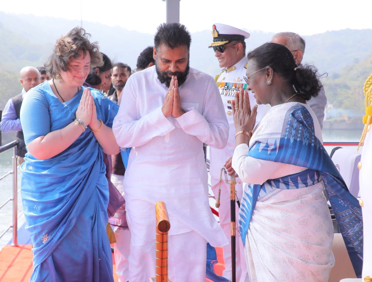 గౌరవనీయ భారత రాష్ట్రపతి శ్రీమతి ద్రౌపదీ ముర్ము గారు విశాఖపట్నంలో నిర్వహించిన ఇంటర్నేషనల్ ఫ్లీట్ రివ్యూలో పాల్గొన్నారు. 71 యుద్ధ నౌకల నుంచి గౌరవ వందనం స్వీకరించారు. 

ఈ కార్యక్రమంలో గౌరవ రాష్ట్ర గవర్నర్ జస్టిస్ ఎస్ అబ్దుల్ నజీర్ గారు, గౌరవ ముఖ్యమంత్రి శ్రీ <a href="/ncbn/">N Chandrababu Naidu</a> గారు, ఉప