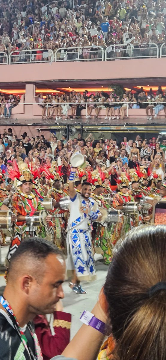 vozdosamba_'s tweet photo. Tá feliz o homem! 

CAXIAS COMPROU A LUTA E TRANSFORMA EM CARNAVAL! 

#CarnavalVDS https://t.co/dFNCLiZdRn