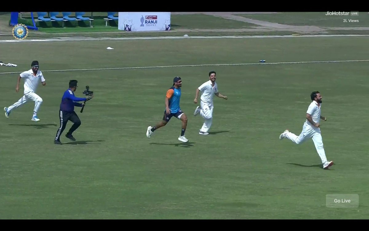 CricCrazyJohns's tweet image. BCCI Cameraman running along with the players to record the live moment of Jammu &amp;amp; Kashmir history. ❤️