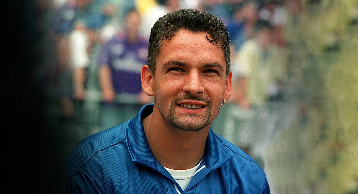 Η μαγεία της μελαγχολίας του Roberto Baggio

Είναι μελαγχολικός, ακόμα και το χαμόγελό του αποπνέει μια αδιόρατη πίκρα που εν ολίγοις περιγράφει τη ζωή και την καριέρα του ολόκληρη.

Έτσι τον θυμάμαι κι εγώ, όταν τον πρωτοείδα στο Franchi με την ασπρόμαυρη της Juve κόντρα στη