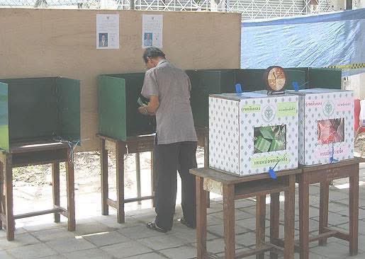 ภาพนี้คือการเลือกตั้งปี 2549 และปีนี้ 2569 ผ่านมา20 ปี งบเลือกตั้งมากขึ้น เทคโนโลยีทันสมัยขึ้น แต่อุปกรณ์การเลือกตั้งไม่ได้พัฒนาตามกาลเวลาและงบประมาณเลย