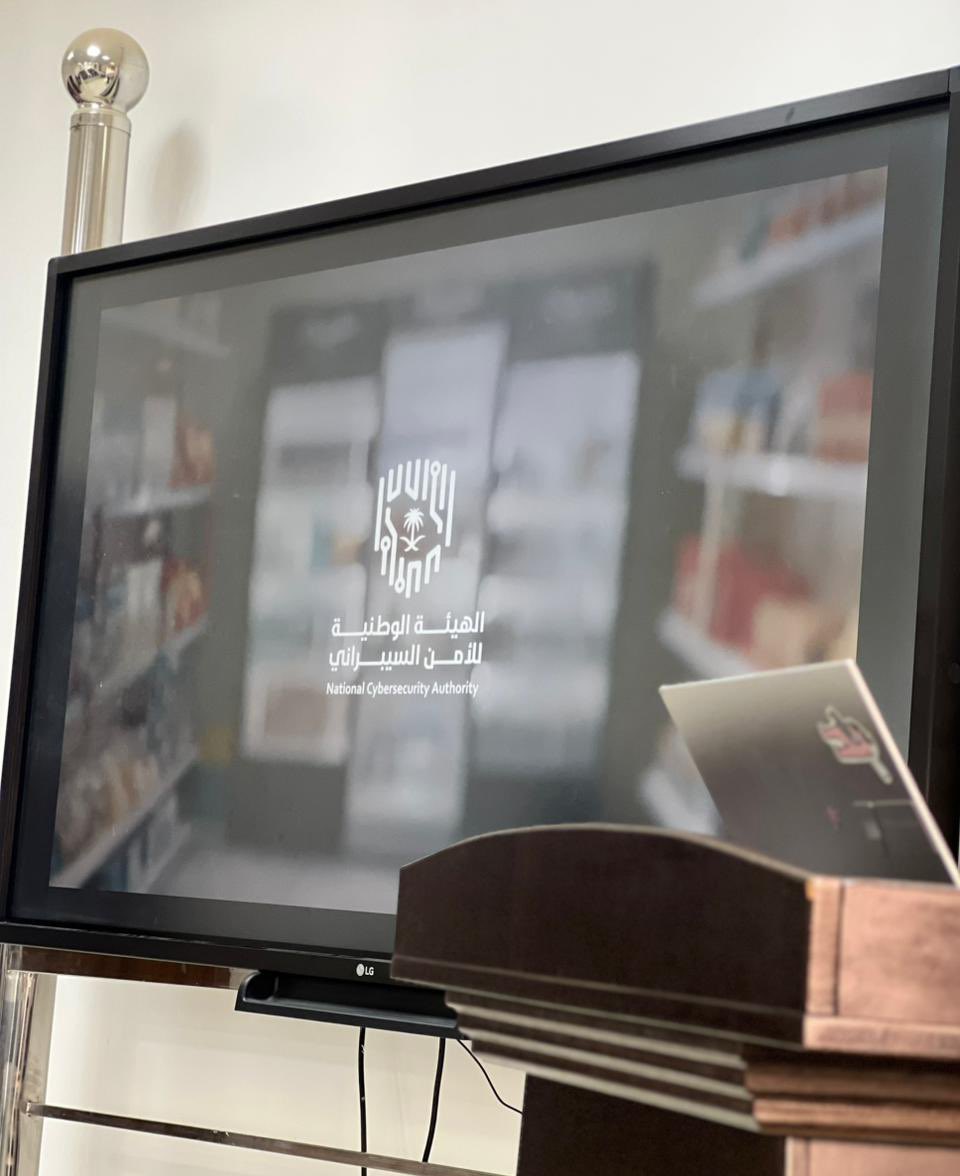 Arwaeri's tweet photo. من تقديم ندوة وحدة الأمن السيبراني بعنوان "نقرتك تحدث الفـرق" ضمن حملة التصفح الآمن. 

سعيدة جداً بكل شخص قابلته خلال تقديم الندوة، أسعدني شغفكم وحب التعلم اللي شفته منكم
🩵✨ https://t.co/fyaFO4VyN6