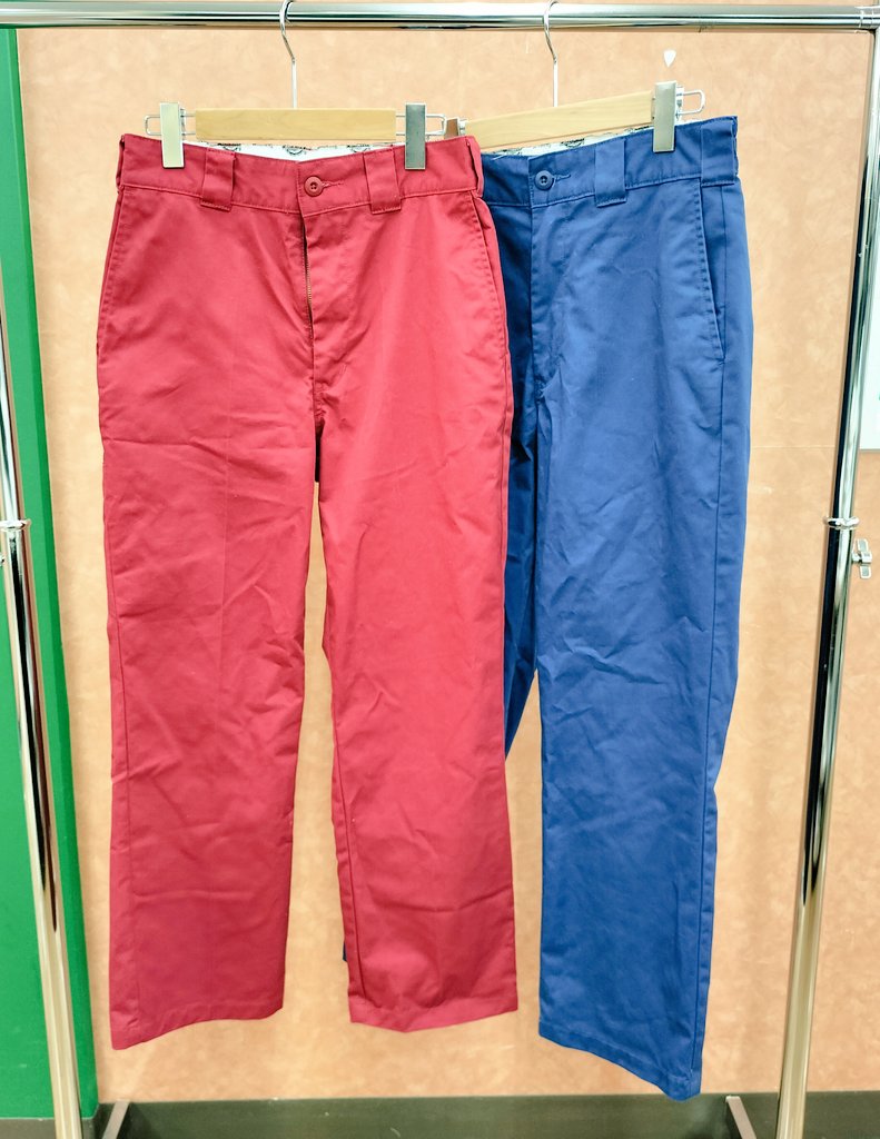 off_sendainishi's tweet photo. メンズアイテムの紹介です😊
Dickiesのパンツ入荷しました✨鮮やかな赤&amp;青の2本！パンツを主役に着たくなりますね😆
#オフハウス仙台西店
#Dickies
#古着 https://t.co/YCCBGwlgHq