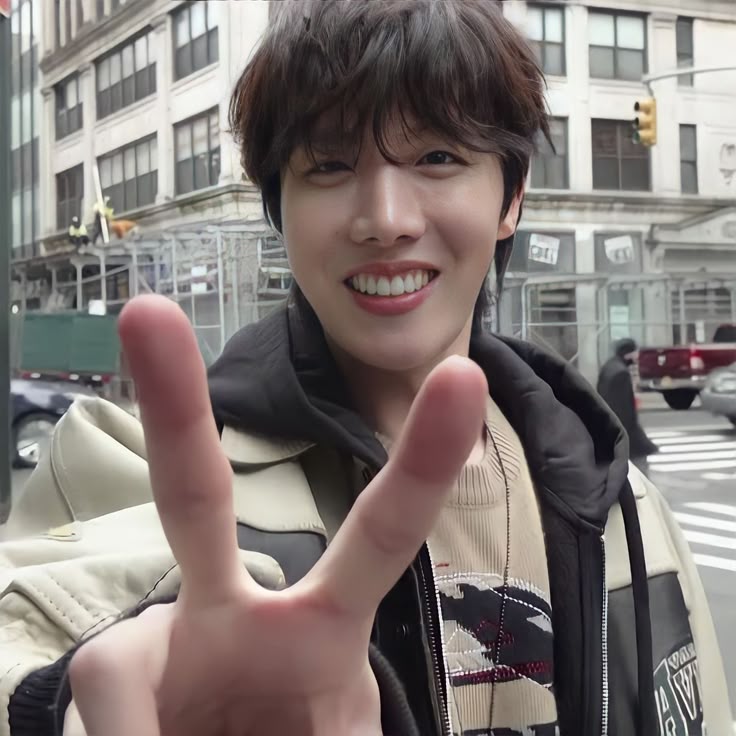 ♡; сегодня день самого волшебного мужчины во вселенной! хосок просто олицетворение слова уют :( его сладкая улыбка в виде сердца заставляет улыбаться, его песни заставляют сердце биться чаще! он просто невероятный! самый самый очаровательный! он заслуживает весь этот мир!