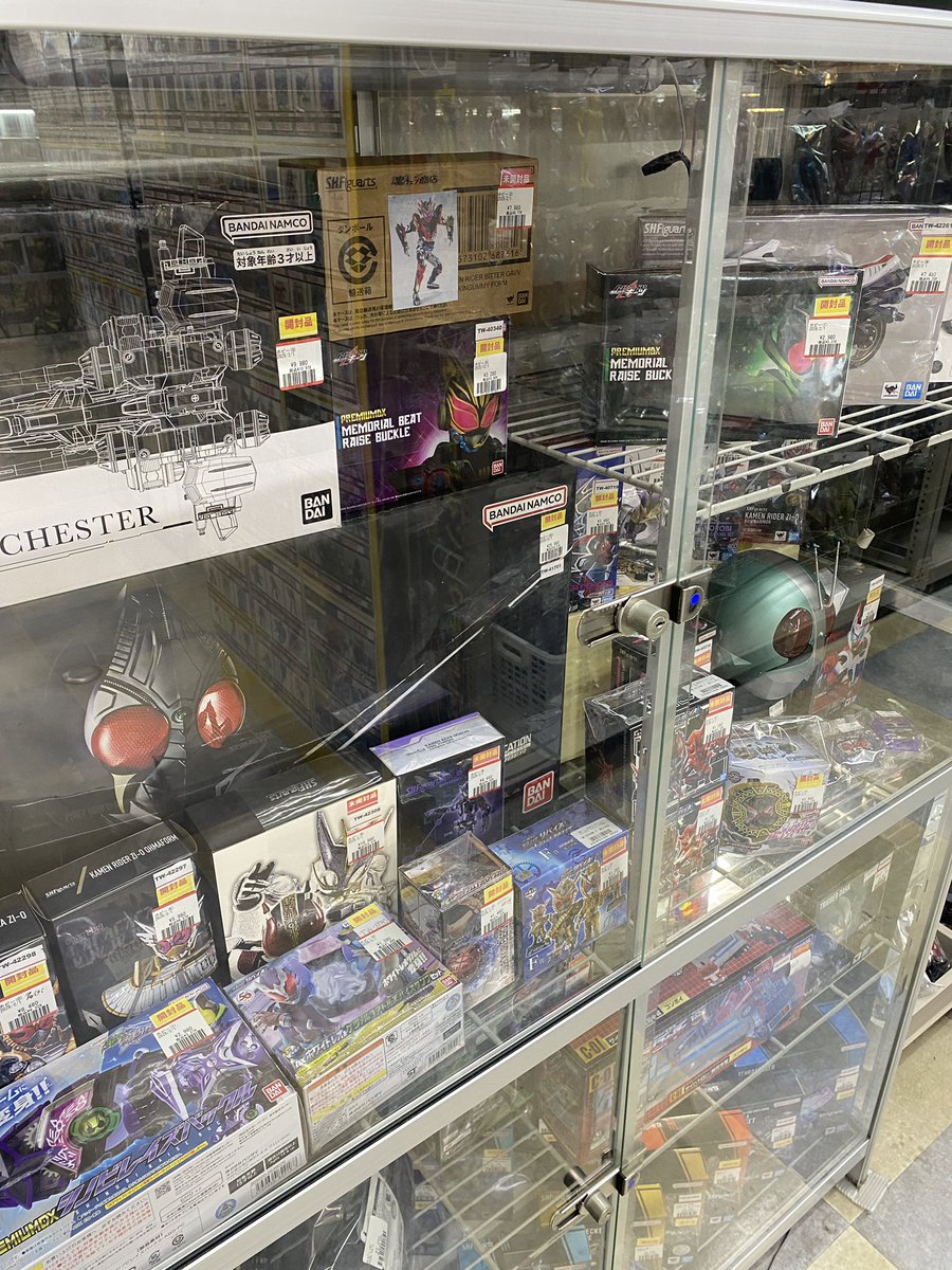 ブックタウン津島店価格情報】 ショーケース内の特撮フィギュア等値段