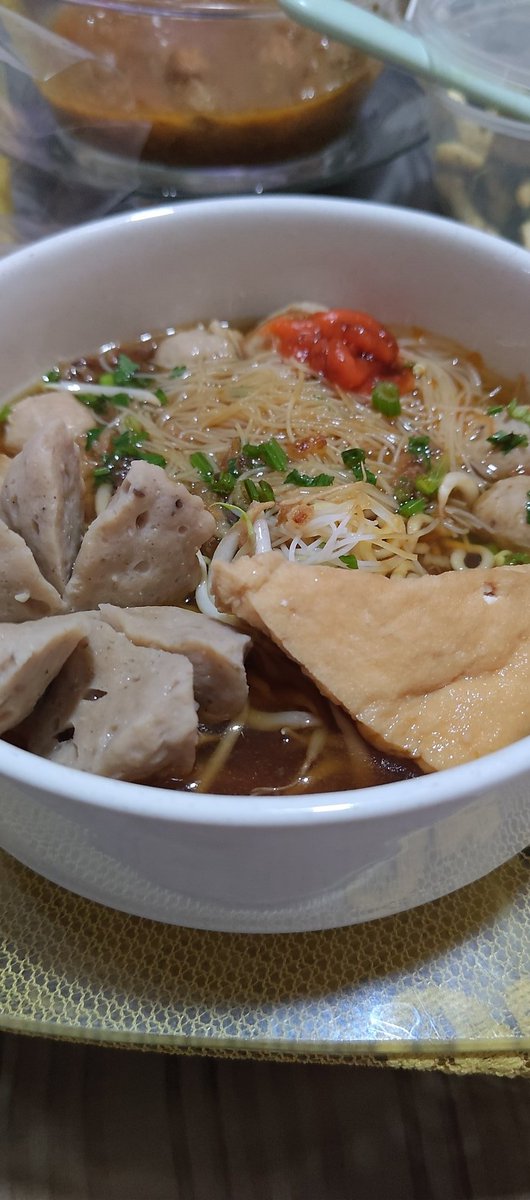 Met makan siang ges! Kalian Makan sama apa? 

Gambar hanya bakso