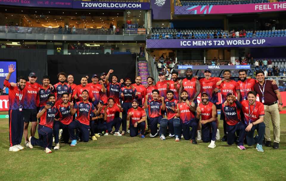 yashodatt10's tweet photo. शेवट गोड तर सारेच गोड :
मुंबईतील वानखेडे स्टेडियमवर  टी-20 विश्‍वचषक स्पर्धेआपल्या शेवटच्या सामन्यात नेपाळने शेवट गोड केला. स्कॉटलंडवर 7 विकेट्स  राखून शानदार विजय मिळविला. नेपाळला साखळी फेरीतील पहिल्या 3 सामन्यांत सलग पराभव पत्करावा लागला होता.  नेपाळने अखेर विजयी भरारी मारली. https://t.co/yErepwZX3w