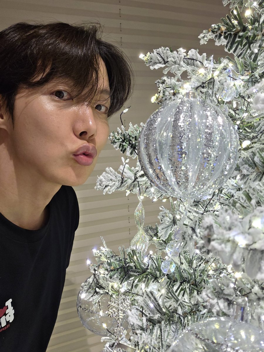 _pratigya_08's tweet photo. Love yaa hobi 💜🤗 @bts_bighit
#JHOPE
#LoveYouHobi
#HOBIUARY2026 #HobiOurShiningStar #HAPPYJHOPEDAY #To_Be_Contiuned_218
#WithjhopeAlways #AnotherYearOfHope
#HopeBornToShine
#HopeBringsSweetDreams https://t.co/Ooyrmo6bwm