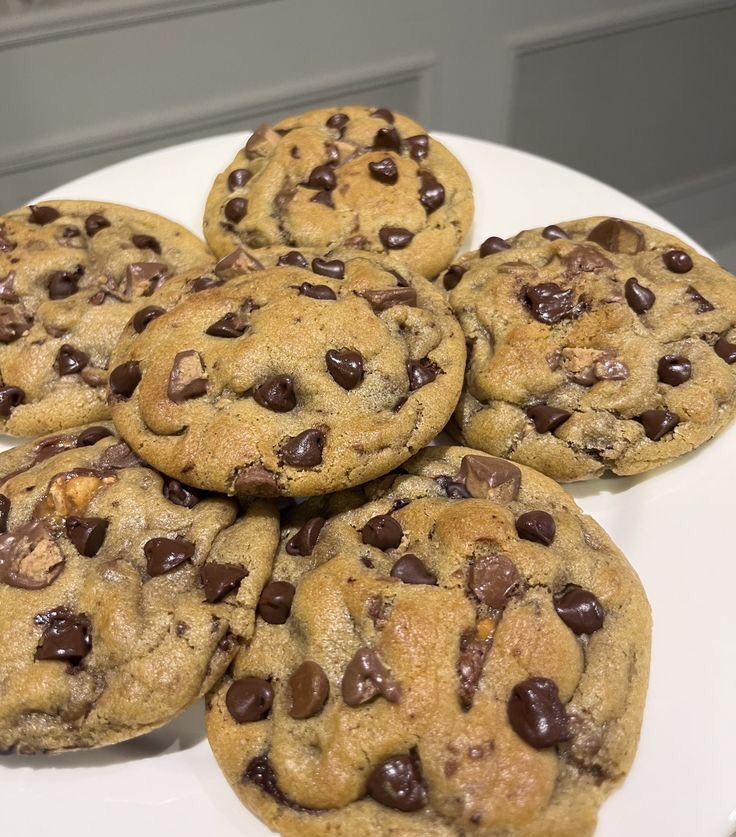 violettweets_'s tweet image. cookies or banana bread?