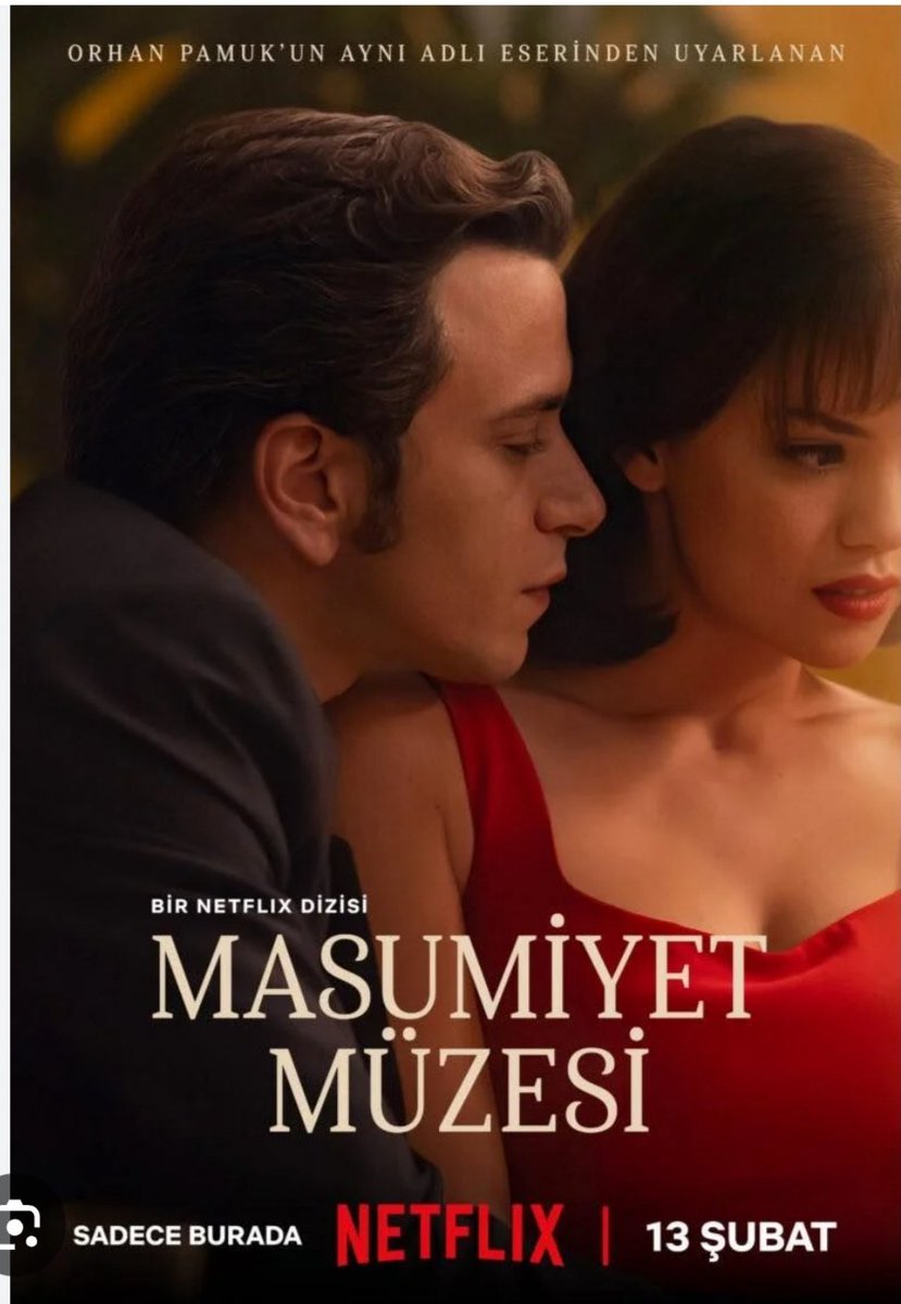 Kitabı sevmiştim. Bu yüzden diziye de merakla başladım. Ancak ilk bölümlerde açıkçası biraz zorlandım; hatta “başlarım senin aşkına” dediğim anlar oldu. Tempo yavaş geldi, hikâyenin içine girmekte güçlük çektim.
Fakat ilerledikçe dizi insanı içine alıyor. Anlatının ritmine