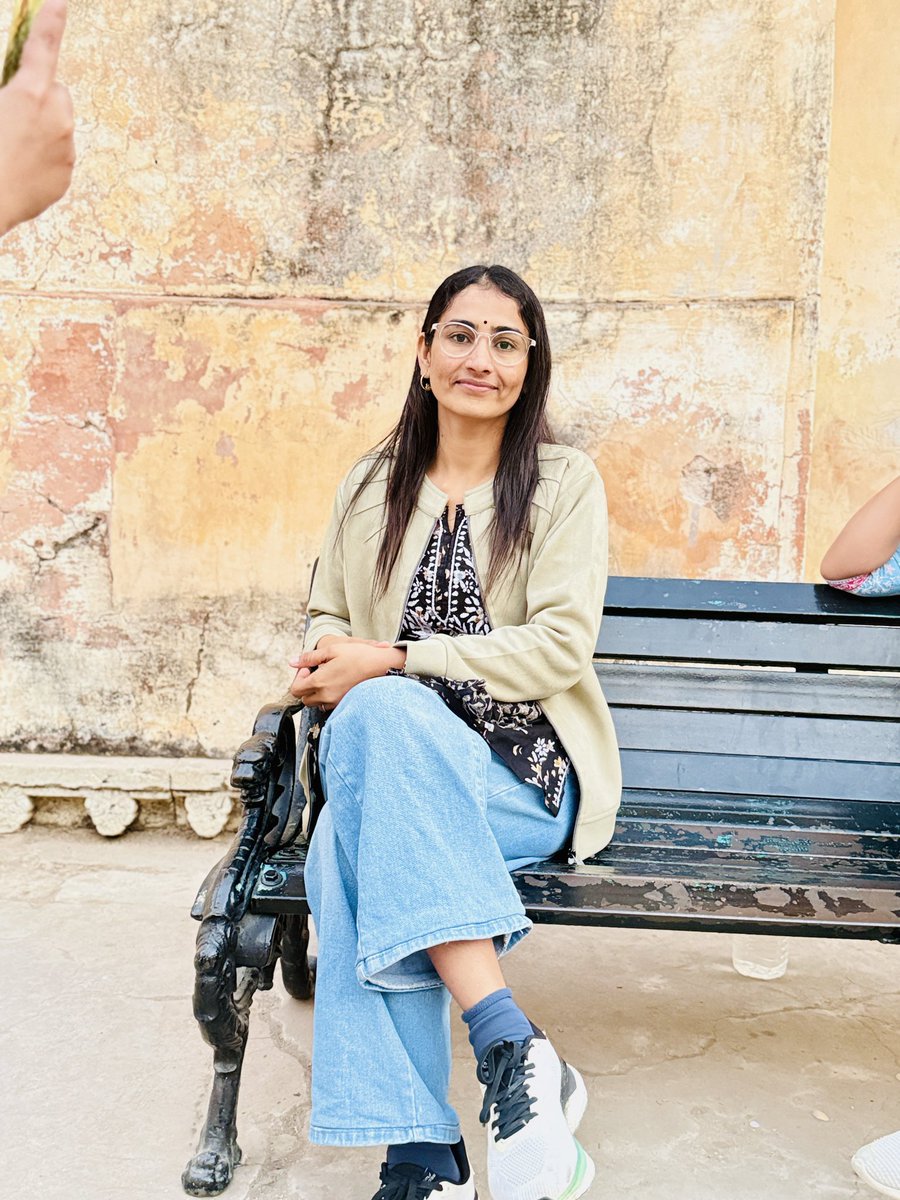SangitaBishnoi_'s tweet photo. मैं हर जगह असफल रही ज़िन्दगी में… ऐसा लगता है जैसे किस्मत ने हर मोड़ पर मेरा मज़ाक उड़ाया हो। जितनी बार हिम्मत करके खड़ी हुआ, उतनी ही बार ज़िन्दगी ने मुझे फिर से गिरा दिया। लोग कहते हैं मेहनत करो, सब मिल जाएगा… पर शायद उन्होंने वो रातें नहीं देखीं जब मैं छत को घूरते हुए सोचती थी कि आखिर मुझमें ही क्या कमी है। सपने तो बहुत थे, पर हर सपना जैसे हकीकत की ठोकर से टूट गया। अब तो हाल ये है कि खुद पर से भी भरोसा उठने लगा है… आईने में खुद को देखती हूँ तो सवाल करती हूँ—क्या मैं सच में इतनी बेकार हूँ, या बस मेरी कहानी अभी अधूरी है। फिर भी दिल के किसी कोने में एक छोटी सी उम्मीद ज़िंदा है, जो कहती है—शायद एक दिन सब ठीक हो जाएगा, शायद एक दिन मैं भी अपने नाम का मतलब समझा पाऊंगी।

लेकिन यह बात तो सच है कि यहां आप किसी को भी कितना भी अच्छा रखने की कोशिश करेंगे अंत में आप स्वयं को अकेला ही पाओगे!!

"Waiting for the same karma to return."