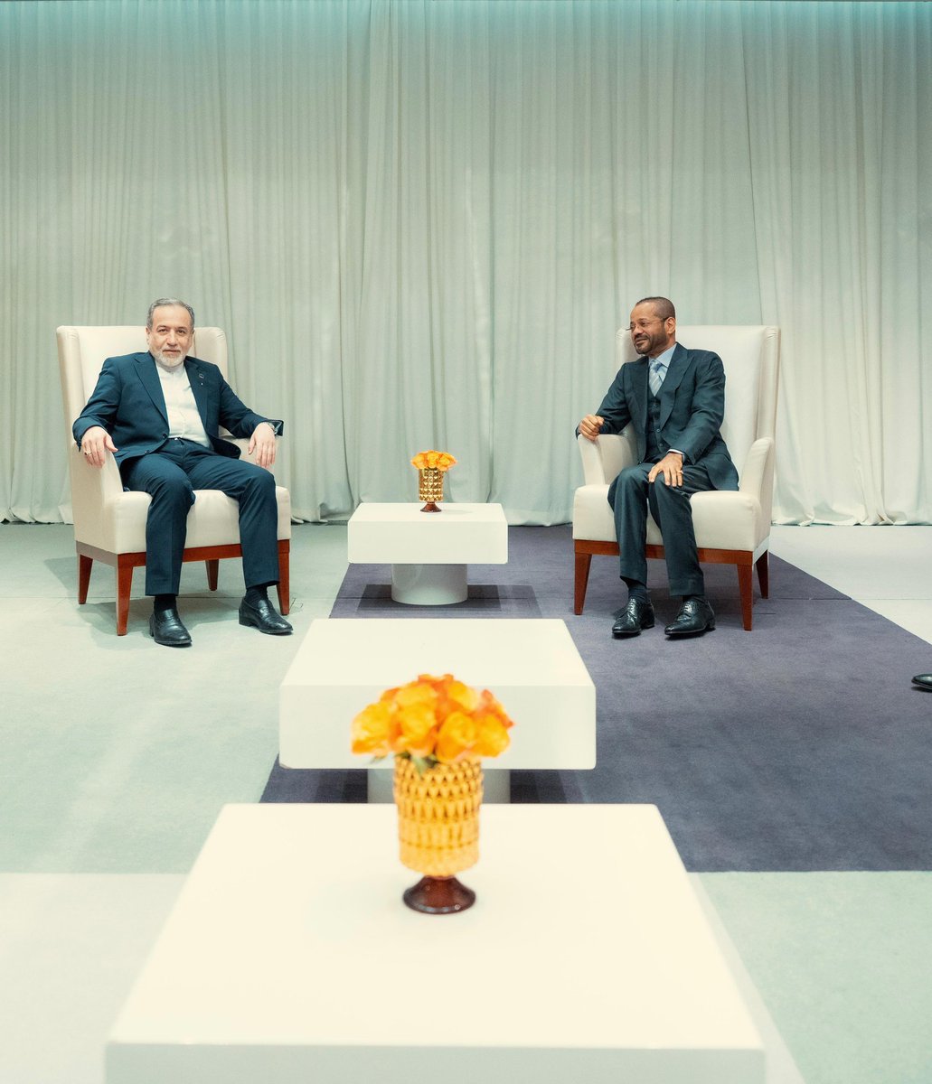 #عمان هندسة المسافات
موسى الفرعي
تتحاذ خيوط القوة وفرض السيطرة العالم كله، حتى أصبحت الخرائط رجراجة كالزئبق تميل باتجاه صقل المصالح والأهواء، وفي وسط هذا كله يتبدى الدور العماني الذي يؤكد دائما أن الحياد الذي اتخذته #عمان هو امتلاء بالحكمة والعقل والمنطق، فقد آمنت منذ البدء أن