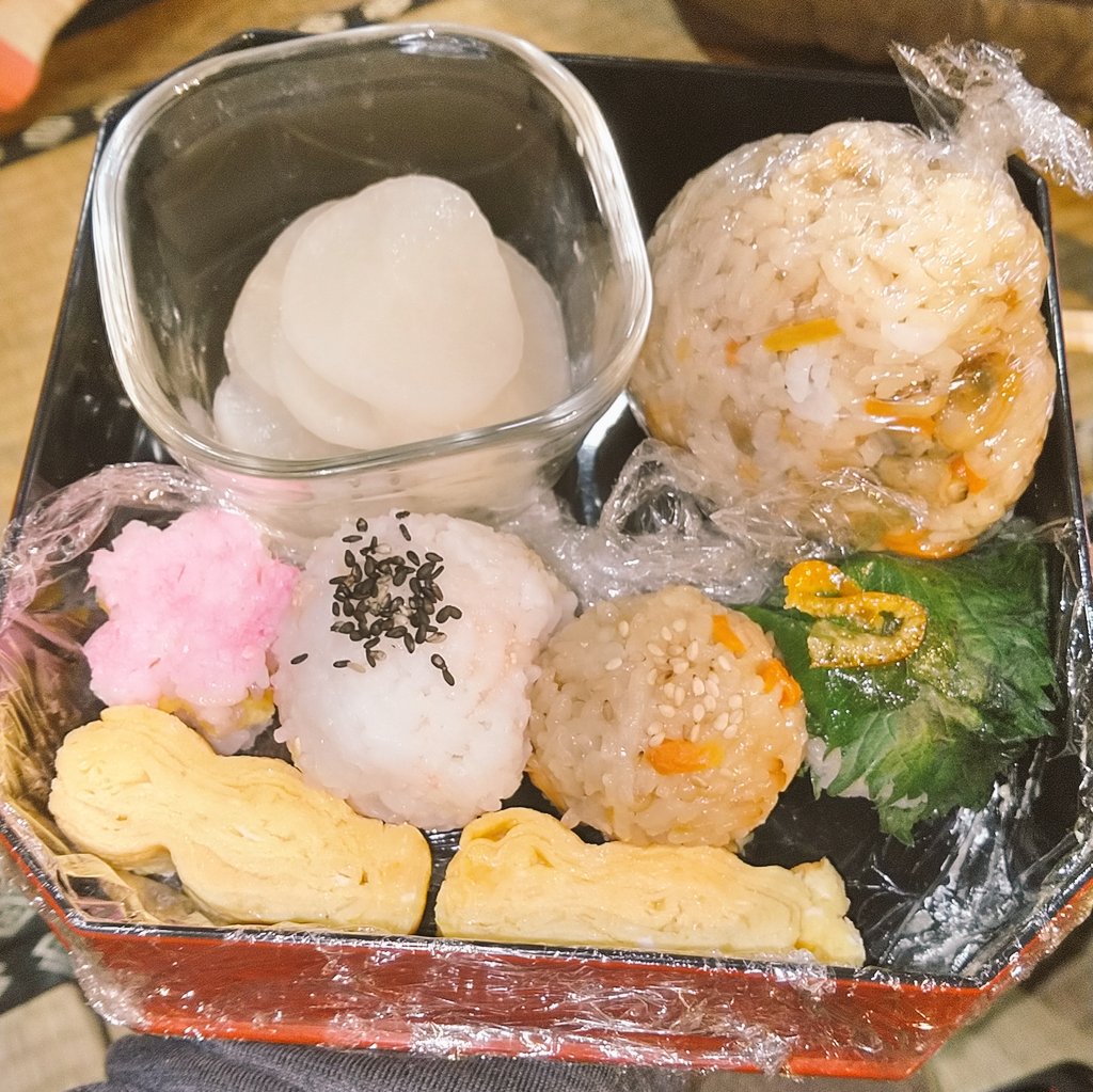 コス撮り途中の遅いランチタイム🍙