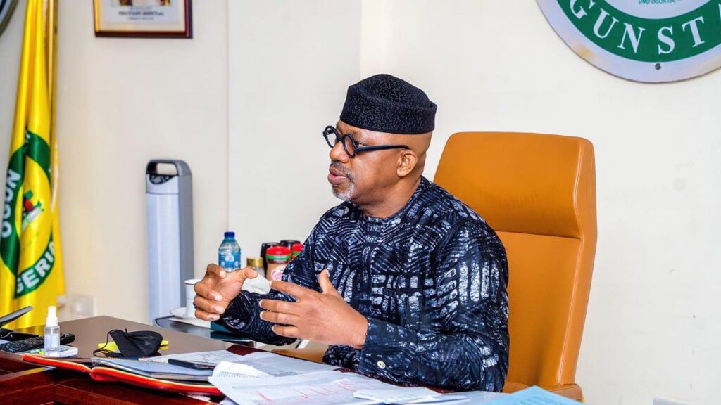 MobilePunch's tweet photo. 𝗢𝗴𝘂𝗻 𝗱𝗲𝗯𝘁 𝗵𝗶𝘁𝘀 𝗡494𝗯𝗻, 𝗜𝗚𝗥 𝗿𝗶𝘀𝗲𝘀 𝗮𝗯𝗼𝘃𝗲 𝗡240𝗯𝗻

𝗥𝗲𝗮𝗱 𝗠𝗼𝗿𝗲: https://t.co/fsJwkLVm7s https://t.co/i5bCTmFdlt