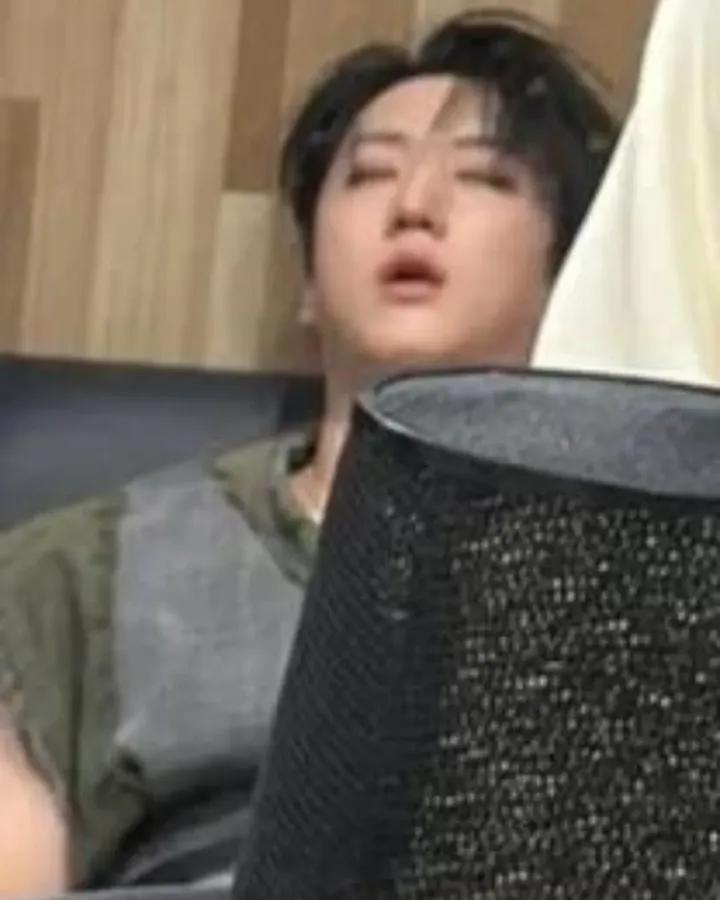 ChangbinPeru_'s tweet photo. Jajaja pero que ternura #ChangBin durmiendo y como #Seunming lo delata jajajaja
•💜 https://t.co/RLvzd61CAc
