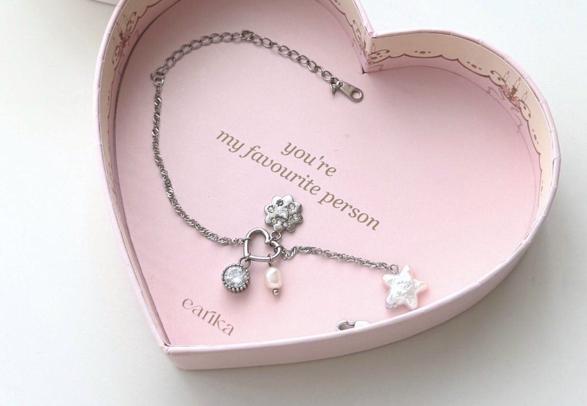 ช่วงนี้ earika ก็มาแนวคนสวยขามากก ;-; ยิ่งคอลใหม่ + แพ็คเกจจิ้งน่ารักขึ้นแบบสิบเท่า สร้อยเป็น stainless steel ทนเหงื่อ ไม่ลอกไม่ดำ 🪄💘