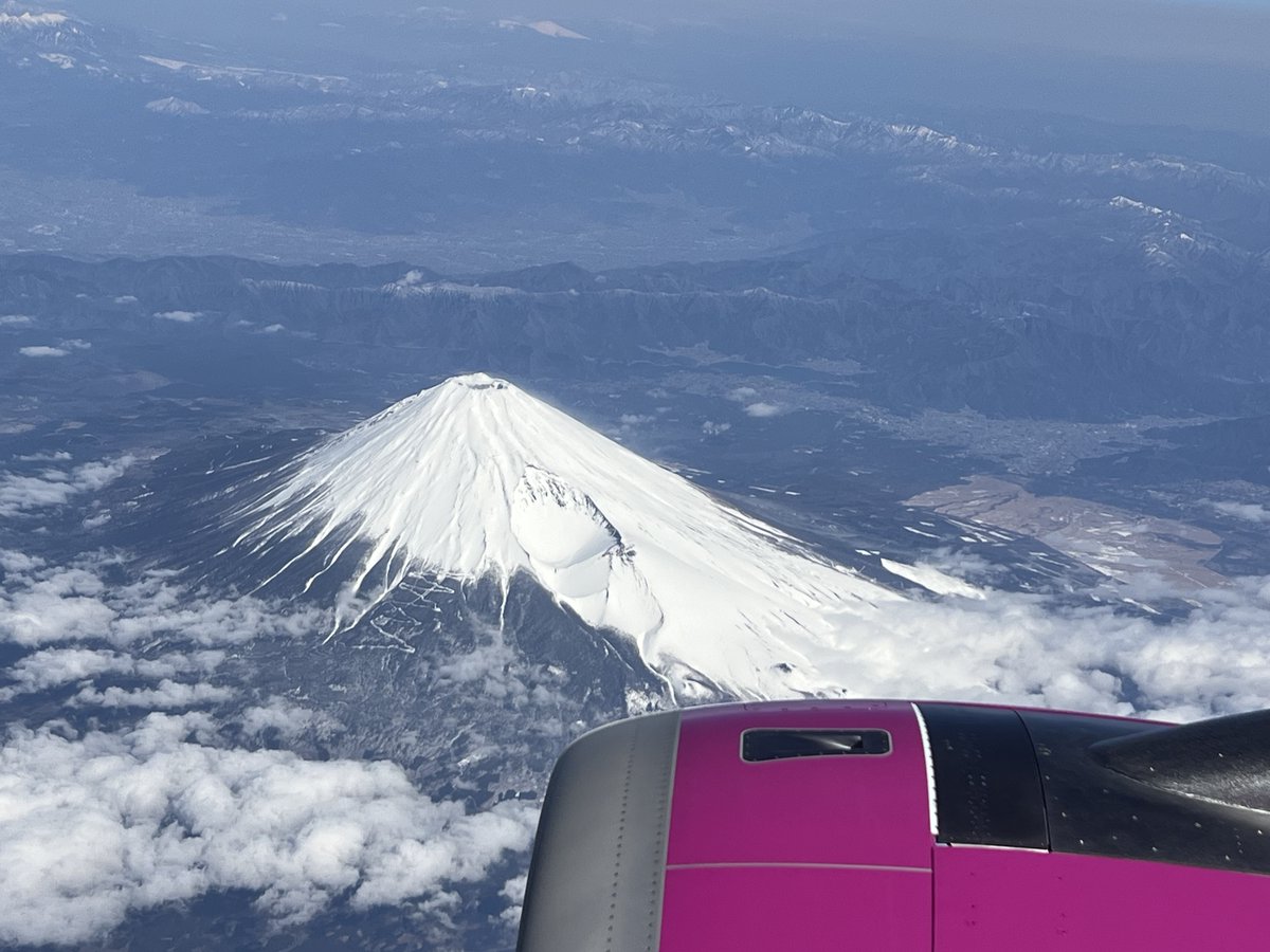 おはようございます！🍑🛫 今日は「富士山の日」🏔️ 雄大な富士山を