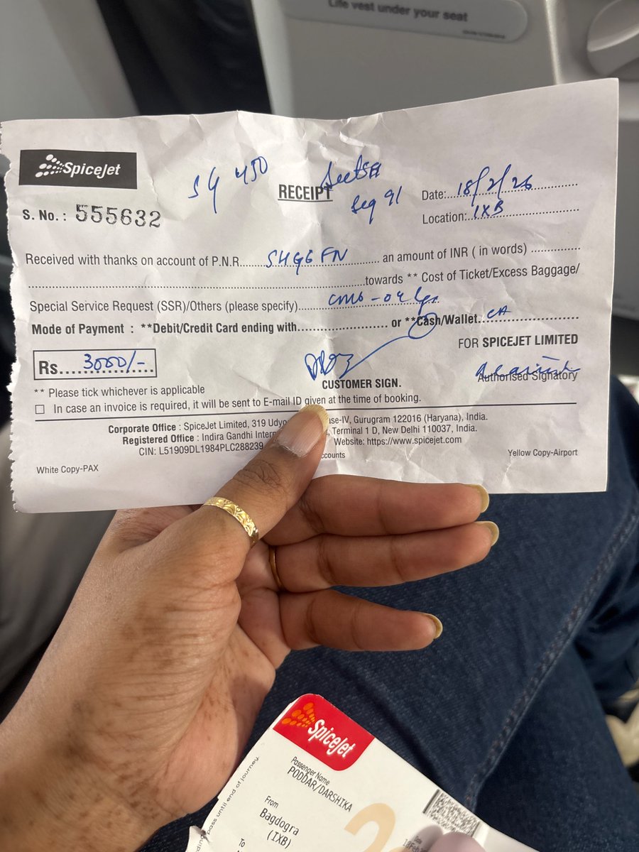 broodingmystery's tweet photo. @flyspicejet I was charged 3000 for 4 kgs, which was the extra weight of my handbag, and denied an invoice for the same! And this happens only in bagdogra airport! https://t.co/EHZpvhKbBW