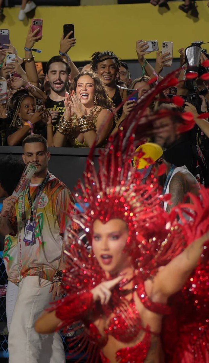 que foto linda! 
vcs criando rivalidade da paolla com a virgínia, enquanto ela está aplaudindo a estreia da vivibora! ❤️