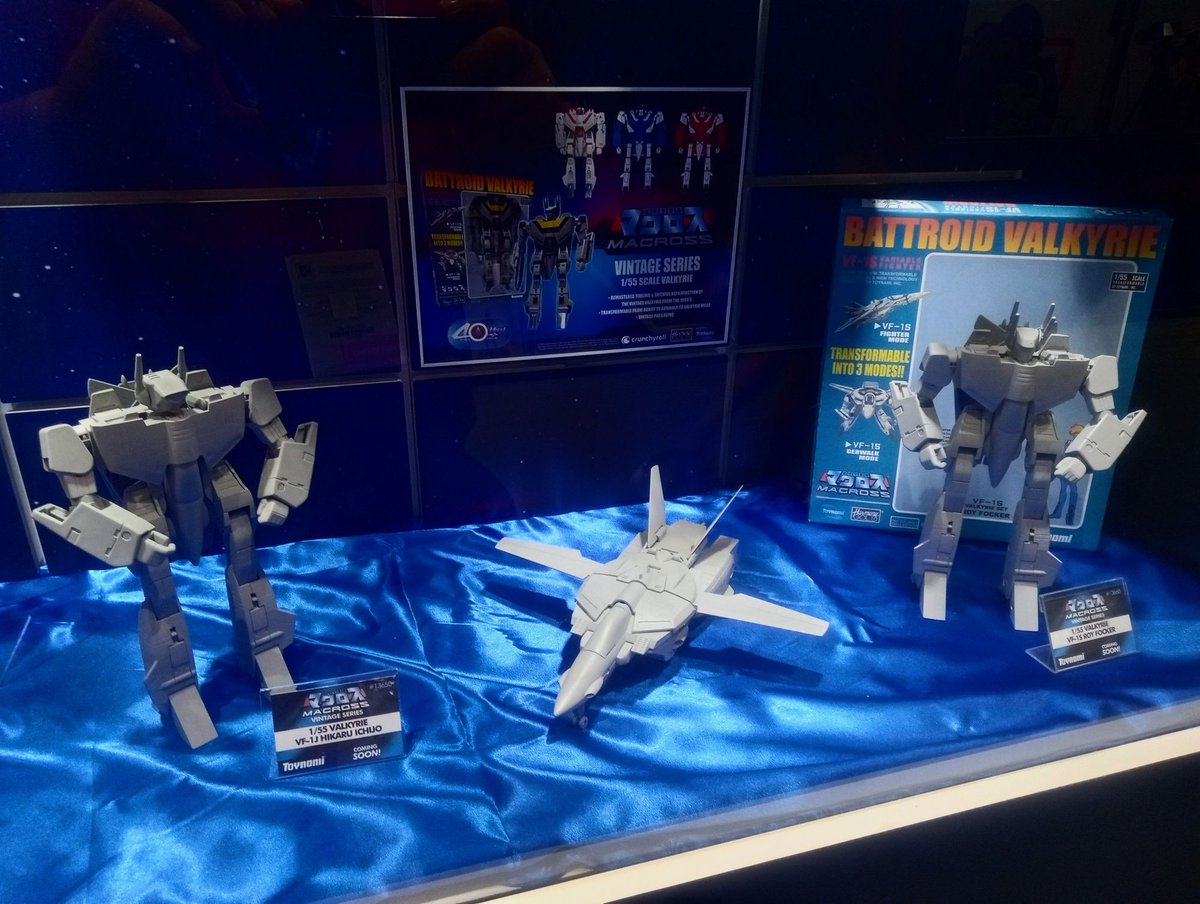 RobotechNews's tweet image. #Macross 1/55 Scale VF-1 on display at the 2025 Toynami  #SDCC booth. 

#Robotech #80s #anine #toys