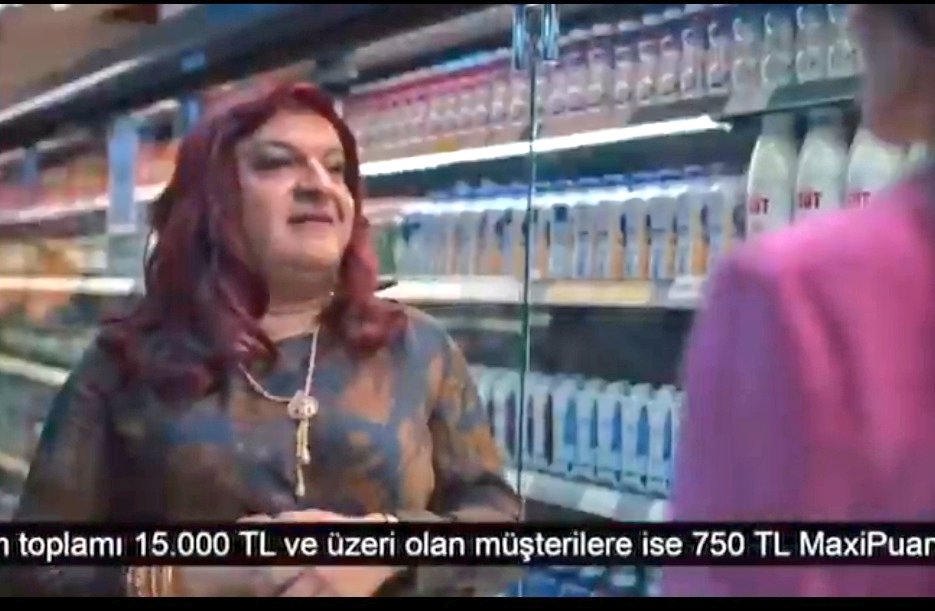 🔴 Ne oluyoruz?

Türkiye'de LGBT propagandası yapanlara 3 yıl hapis cezası haberleri dün gün boyu dolandı, epeyde bir etkileşim aldı.

Akşamında TRT de dahil TV kanallarında, Çağlar Çorumlu'nun,“EŞCİNSEL” bir dönmeyi oynadığı Maxsimum Kartın reklamları bangır bangır milletin