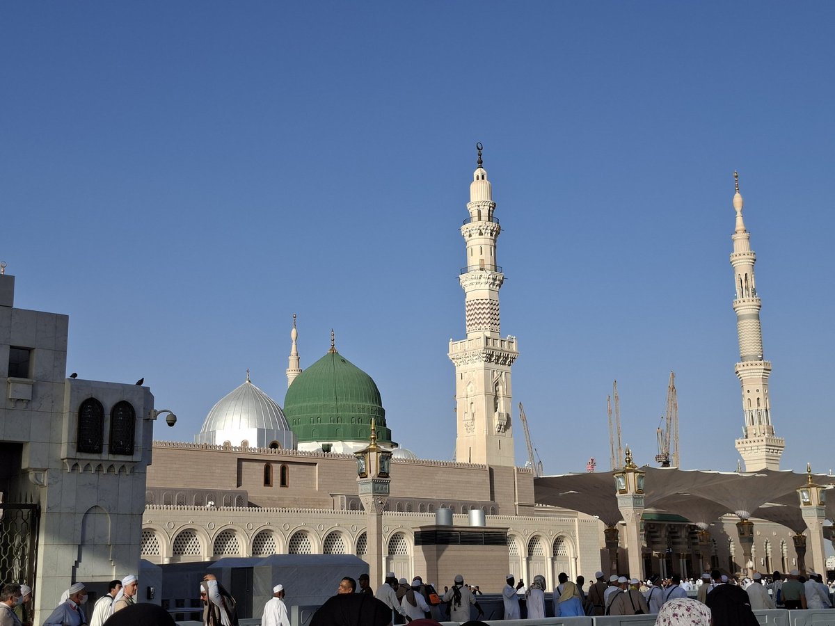 Rasulullah'ın yanında olmanın verdiği bir sükunet, huzur var Medine'de. 
Her nefeste her bakışta gönül baharı buluyor, çiçekleniyor. 
Rabbim Peygamber Efendimiz'e layık ümmet olmayı nasip etsin.