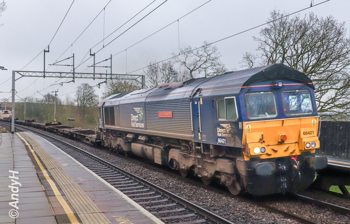 holtona72's tweet image. Midweek #ShedWatch. Another one from Long Buckby last week, this time @DRSgovuk 66421 'Gresty Bridge TMD' on a lightly loaded 4M07 Tilbury2 Container Terminal to #DIRFT #DRS. There was some boxes further back, a Tesco reefer is just visible..🧐
