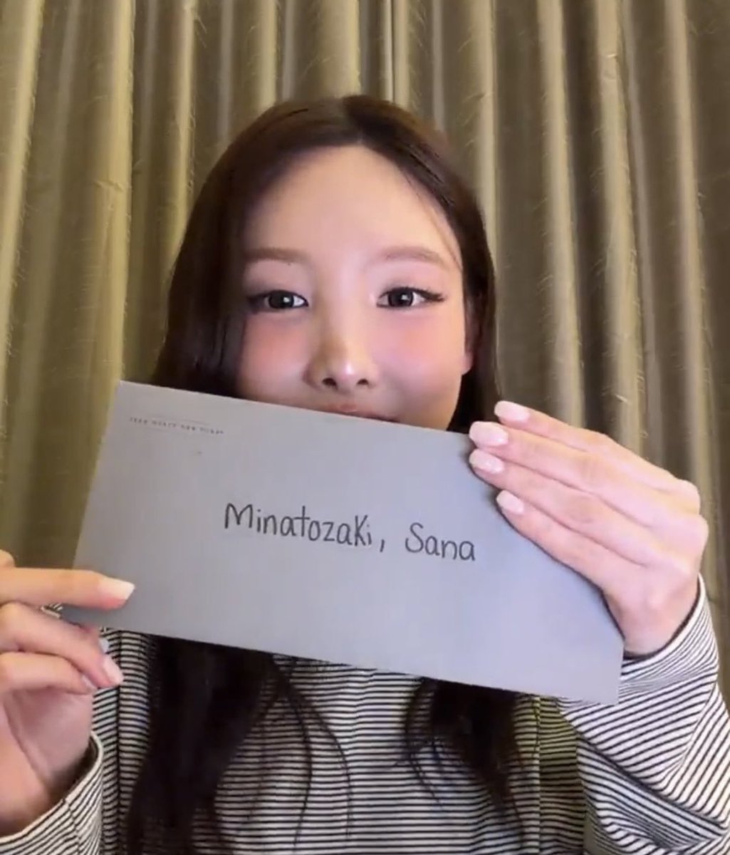 LuminousSANA's tweet photo. Nayeon said she always writes Sana's name to test a pen. ✍️🏻 https://t.co/vHhptnFY2G