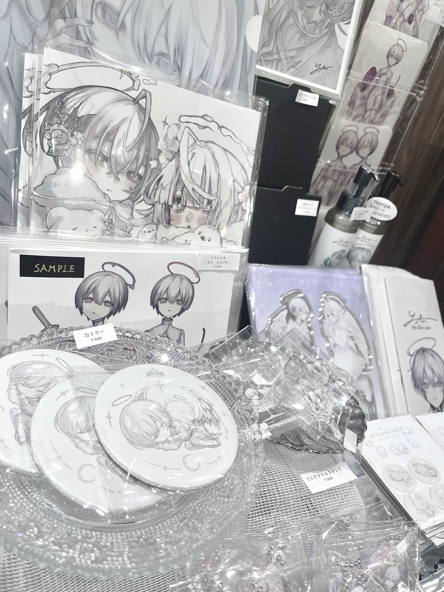 一瞬でしたがステッカーや額装フォト、アクキーの在庫を追加してきました🫧
明日も14時以降に原画や缶ミラーなど持ってきます🪽
できたら少し在廊しますのでぜひ…💭