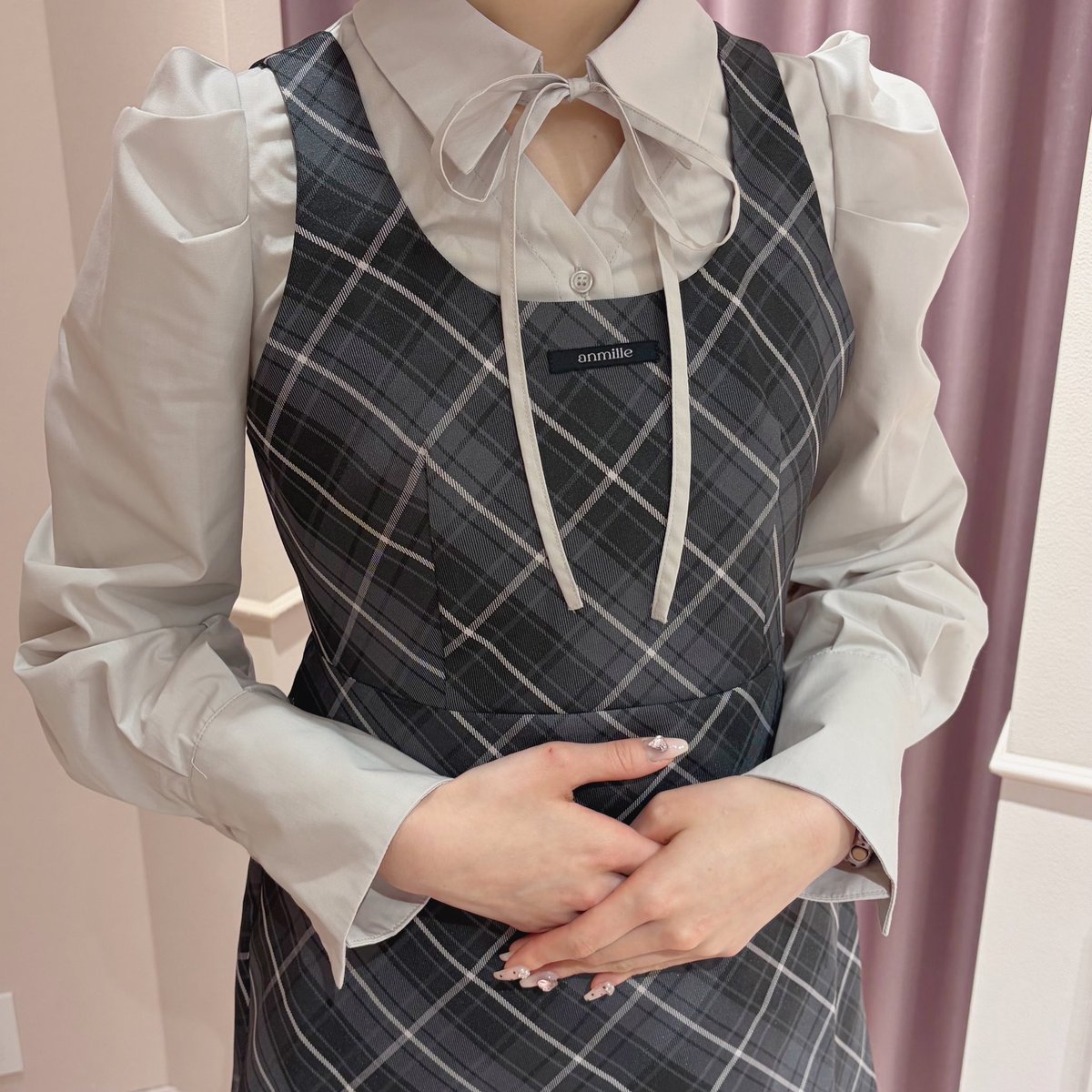 shop staff coordinate.⋆𝜗𝜚

本日は渋谷店よりコーデをご紹介！

 #リボンシャツセットOP
￥13,800（taxin）
color :CK/CH
size : S/M

シャツとセットになった着回し抜群ワンピース！
サイズ展開があるのも嬉しいポイントです♡

Instagramで他のコーデも更新中🪄︎︎

instagram.com/anmille.shibuy…