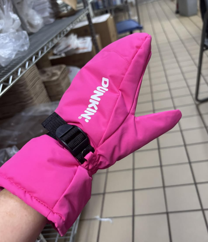 thedealsguy_'s tweet image. FREE DUNKIN ICED MITTEN WITH DRINK PURCHASE

On Feb 20 after 10am, buy any iced beverage and get a FREE Dunkin' mitten while supplies last and stores are expected to have around 20 mittens each 🤩☕️