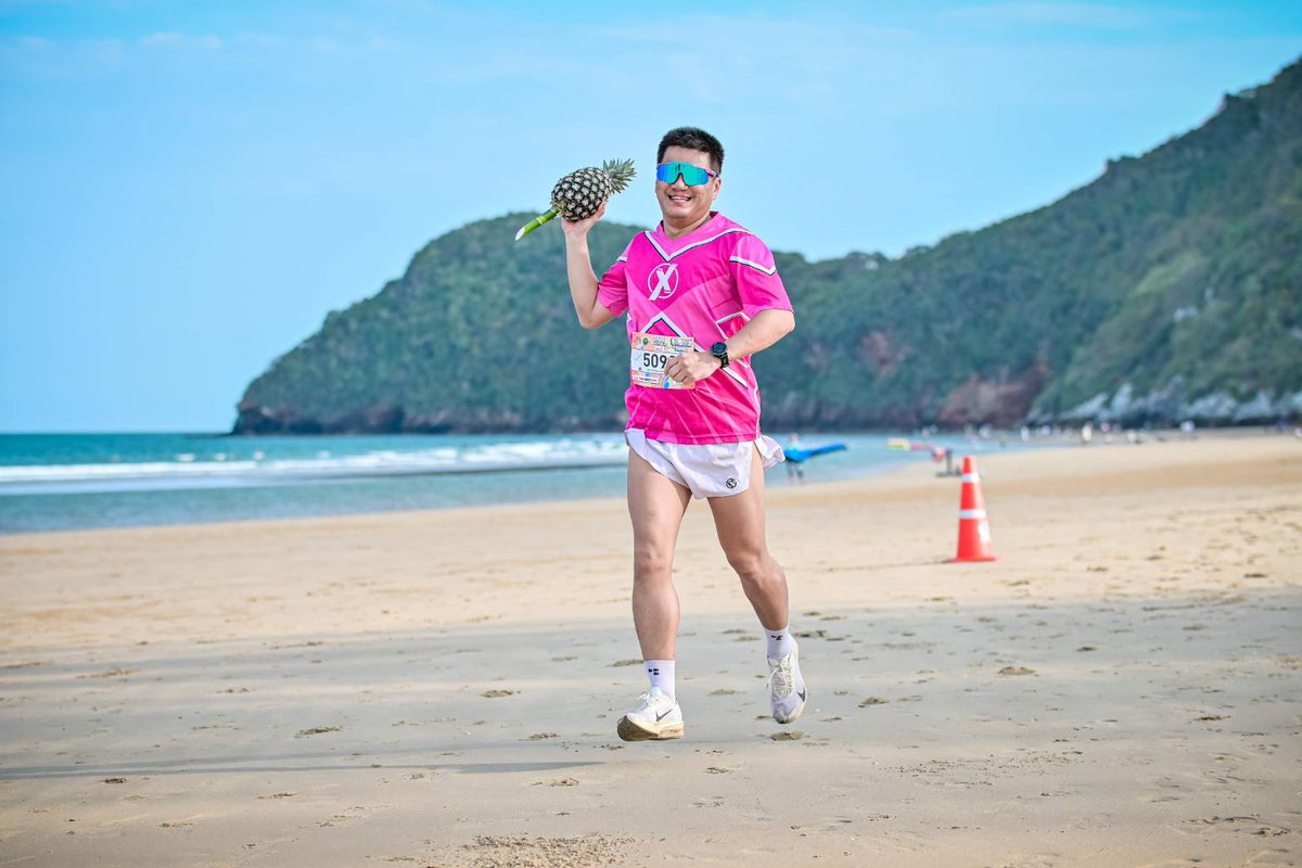 NinjaTooK's tweet photo. 🏃‍♂️🍍 วิ่งแบกสับปะรด ให้เป็นสับปะรด ของแทร่ แน่นอน !! 🏖

#SCENICMARATHON
#SCENICMARATHONSERIES2026
#SCENICHALFMARATHONPRANBURI2026
#SCENICHALFMARATHONPRANBURI
#SCENICROUTE
#วิ่งฟินเที่ยว
#วิ่งเที่ยววิวสวย
#วิ่งแบกสับปะรด
#runwithlove https://t.co/Ov2xhecq1T