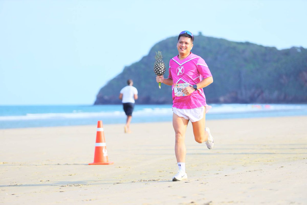 NinjaTooK's tweet photo. 🏃‍♂️🍍 วิ่งแบกสับปะรด ให้เป็นสับปะรด ของแทร่ แน่นอน !! 🏖

#SCENICMARATHON
#SCENICMARATHONSERIES2026
#SCENICHALFMARATHONPRANBURI2026
#SCENICHALFMARATHONPRANBURI
#SCENICROUTE
#วิ่งฟินเที่ยว
#วิ่งเที่ยววิวสวย
#วิ่งแบกสับปะรด
#runwithlove https://t.co/Ov2xhecq1T