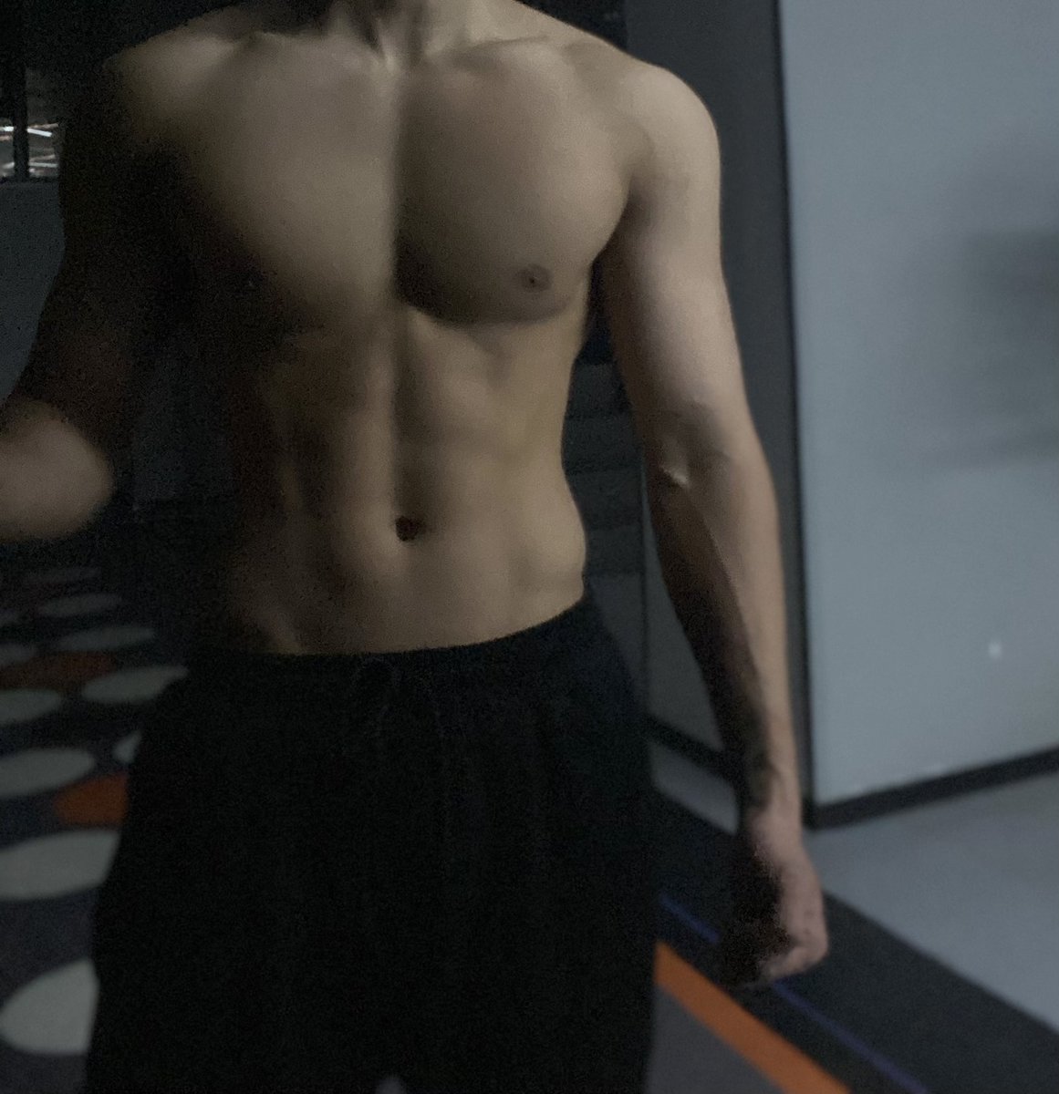 谁想聆听我原生家庭的痛……算了，你们只想看腹肌。
#薄肌  #腹肌 #抽象