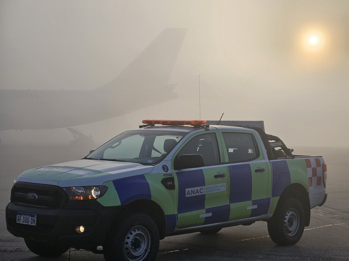 #Niebla en el #Aeropuerto #Ezeiza. Control Terrestre <a href="/ANACargentina/">ANAC</a> realiza guiado de aeronaves y en articulación con <a href="/AeropuertosAR/">Aeropuertos Argentina</a> facilita la circulación de vehículos en plataforma.
La complementacion público-privado contribuye a la continuidad de las operaciones aéreas.
#ANAC