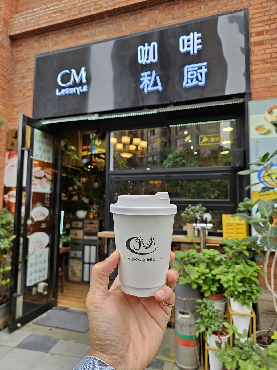 สิ่งหนึ่งที่น่าสนใจของเซี่ยงไฮ้​ คือ​ ที่นี่มีวัฒนธรรม "กาแฟที่แข็งแกร่งกว่าชา"​ เฟื่องฟูอย่างมาก ซึ่งตรงกันข้ามกับประเพณีการดื่มชาของจีน มีรายงานว่า มีร้านกาแฟต่อหัวมากกว่า London, New York หรือ Tokyo เสียอีก​ แทรกซึม​ทุกตารางนิ้ว​ แม้แต่ร้านเล็กๆแบบ hole in the wall ก็ยังมี