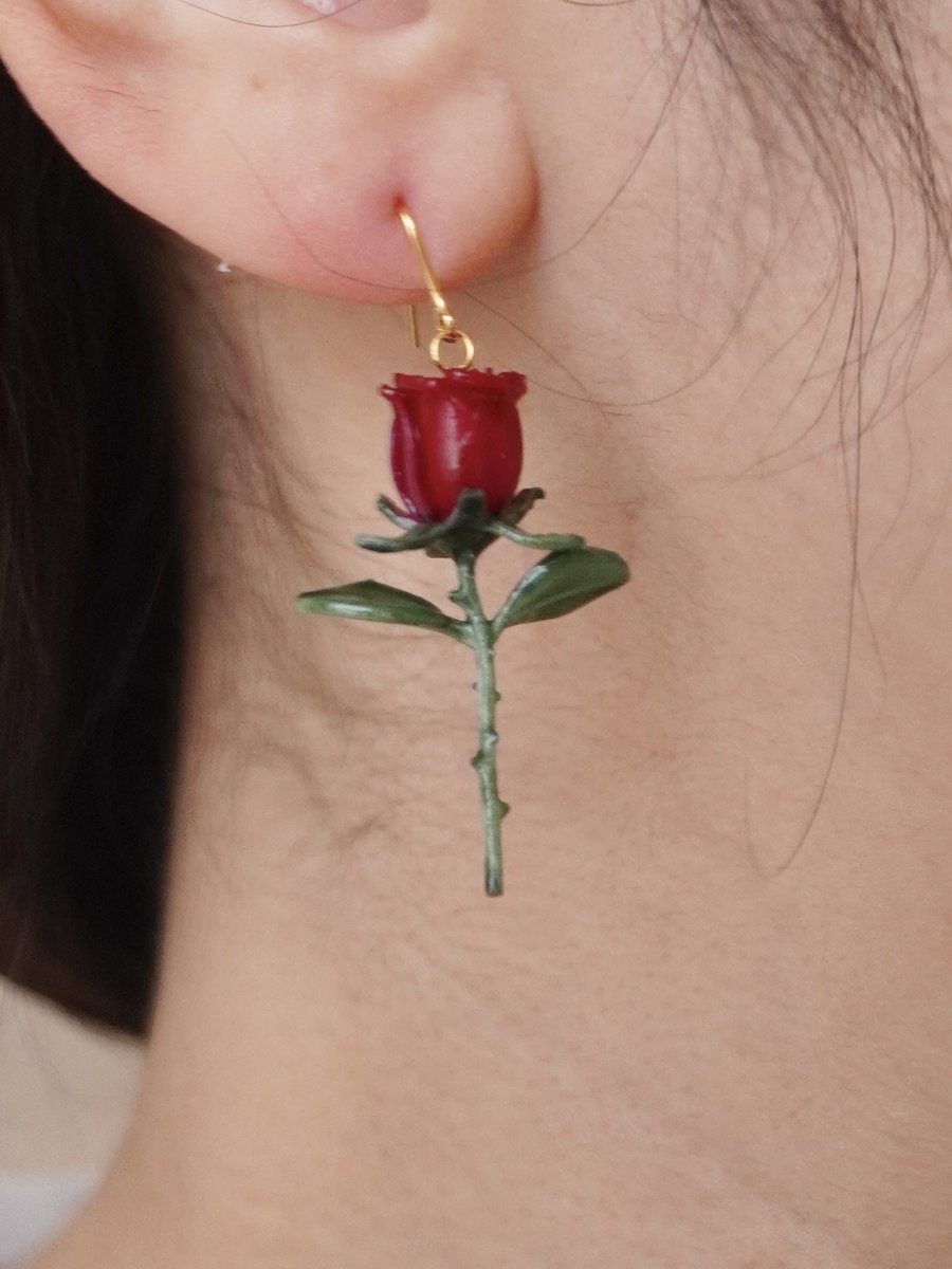 トゲまで細かい 一輪の薔薇ピアス/イヤリング🌹