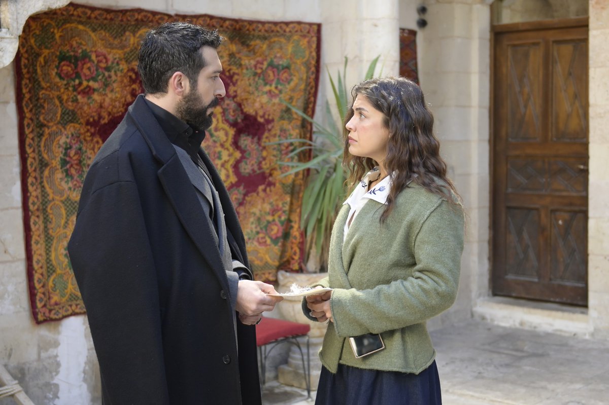 dizidunyasicom's tweet photo. #HalefKöklerinÇağrısı 21.Bölüm Özet ve Görselleri

Ziyan ve Yıldırım’ın sınırdan kaçırdığı silahları ele geçiren Serhat, kurduğu üstünlükle ikiliyi köşeye sıkıştırır. Bu çıkmazdan kurtulmak için ona karşı büyük bir koz arayan Yıldırım ve
Ziyan, sinsi ve tehlikeli bir planı devreye sokar. Ancak Serhat’ın da bu planı bozacak bir hamlesi vardır.
Melek’in sahte riskli gebelik yalanının deşifre olmasıyla Serhat ve Yıldız arasındaki tüm
engeller kalkmış gibi görünür. Fakat Aşır’ın yapacağı sarsıcı itiraf, Yıldız’ın kurduğu hayalleri
bir anda yerle bir edecektir. Melek ise söylediği yalanın bedelini, tahmin ettiğinden çok daha ağır ödemek zorunda kalır.
Diğer yanda Nida’ya gelen gizemli mesajı öğrenen Aşır, geri dönüşü olmayan ölümcül bir kararın eşiğine gelir. Hicran’ın bu kanlı hesaplaşmadaki gerçek rolünün ortaya çıkmasıyla
olayların seyri tamamen değişir; herkes için yeni bir savaş başlar.