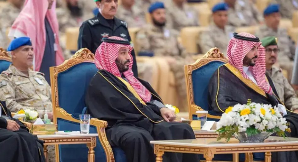 alkhames's tweet image. سياسة السعودية الإقليمية في شرق أوسط متغير

🚨السعودية لا تمتلك استراتيجية كبرى واضحة لحل الأزمات الإقليمية، بل تعتمد على براغماتية تكيفية مقيدة بالضغوط المالية والتناقضات الداخلية

المركز العربي واشنطن  دي سي

في حلقة درامية تكشف عن التناقض الداخلي بين الطموحات الاقتصادية