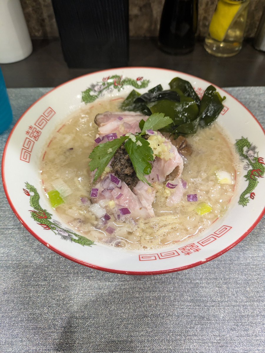 麺.丼Dining夢者

極上鯛白湯トリュフの芳醇塩そば
全粒粉

濃厚な鯛の旨味が塩と合わさることでスッキリ抜ける味わいに👍

全粒粉の細麺との相性も良くて
麺を啜るたびにトリュフ🍄‍🟫の芳醇な旨味も絡んで極上の1杯🍜でした。