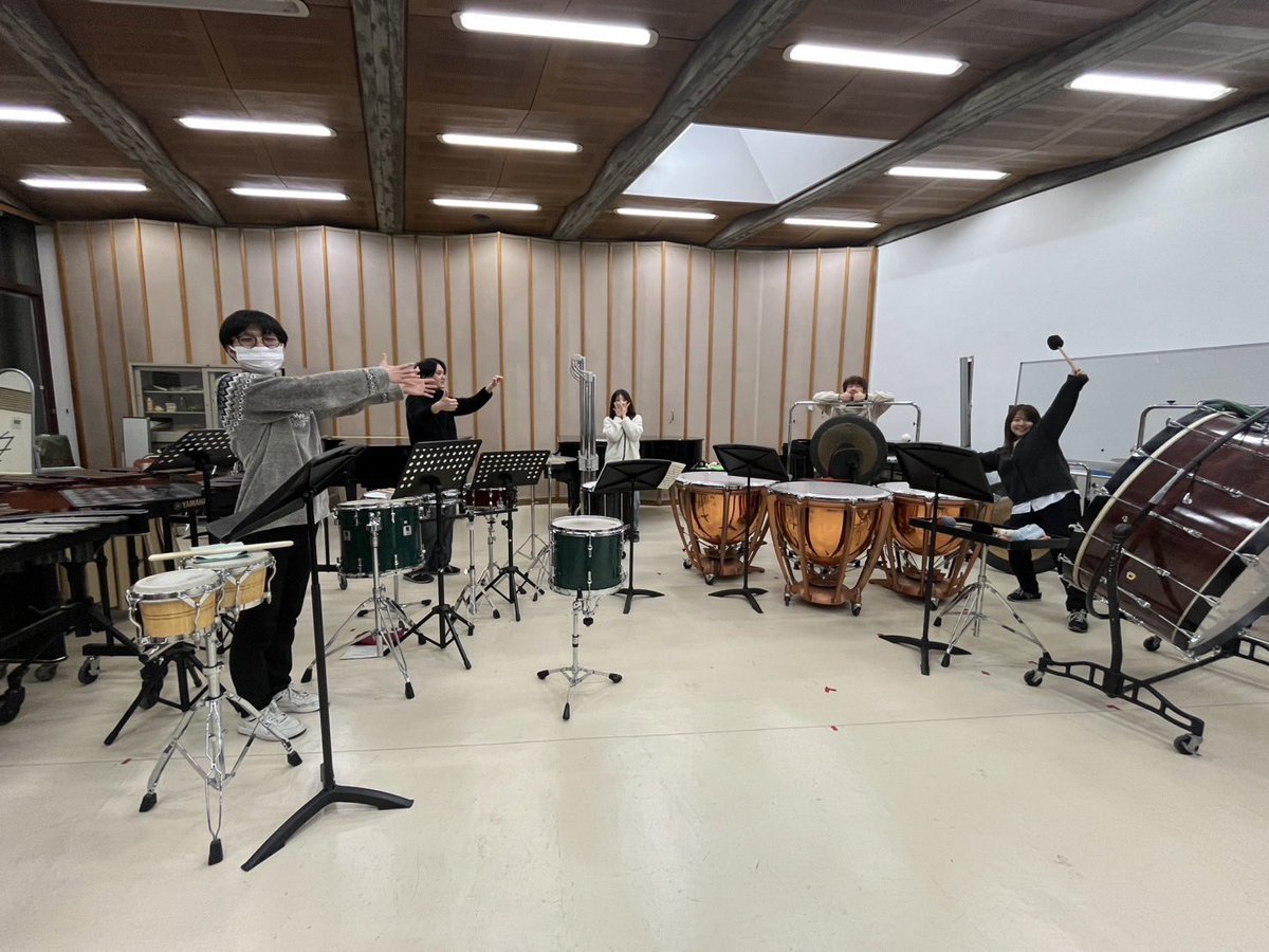 #打のとき まであと7日
紹介2曲目はToccataです！

全員で一つのメロディを奏でるなど一見シンプルな曲に聞こえますが、聞こえ方が変わるポリリズムなど、技巧的で鮮やかな作品です！

深町先生のご指導も加わり、技術の他に、音色の操作にもこだわりました！

ぜひ会場でお聞き下さい！！