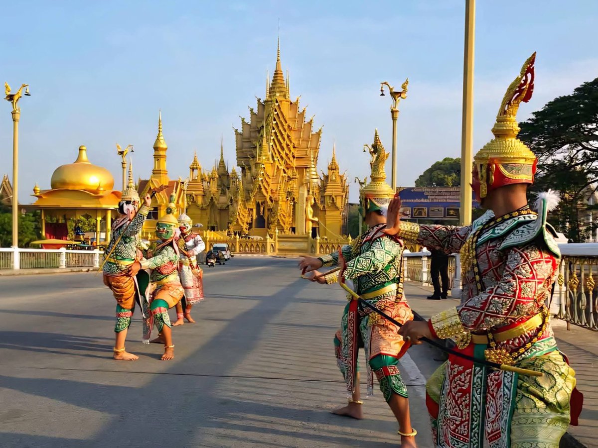 สะใจจัง ตอนนี้เค้าเจอร์ไทยกำลังแมสเลย ดีใจได้เห้นศิลปะไทยกลับมาฟีเวอร์อีกครั้ง ในแบบที่ผู้ใหญ่เบบี้บูมเข้าใจ ในรูปคือนักแสดงถ่ายคอนเท้นหน้าวัดจันทร์ตะวันตก จังหวัดพิษณุโลก ✨💫⚡️