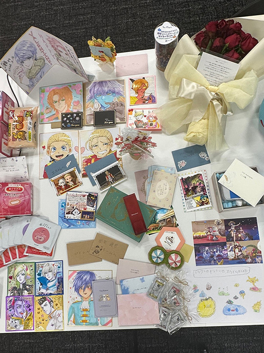 DQ_X's tweet photo. 【ありがとう】バレンタインの贈り物をいただき、ありがとうございます！
みなさんからの愛情は、スタッフが責任をもってアストルティアの住人たちへお届けします。
開発・運営チームスタッフへのお手紙などもありがとうございました！
#DQ10 https://t.co/Hj07fa7kSe