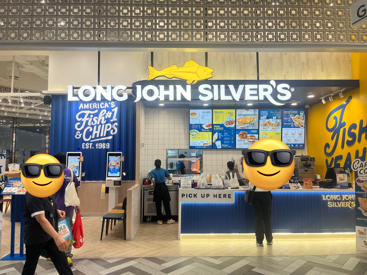 ทุกคน ตอนนี้ที่สามย่านมิตรทาวน์มีร้านฟิชแอนด์ชิปมาเปิดอยู่ที่ชั้น G ล่ะ!

ร้านชื่อ 『Long John Silver’s』

เป็นฟิชแอนด์ชิปแบบราคาสบายกระเป๋า เซตนึงไม่ถึง 200 กินแล้วอิ่มอยู่

ที่สั่งไปเป็นไก่ 2 ชิ้น + ปลา 1 ชิ้น + เครื่องเคียงและน้ำ รวมกัน 189 บาทเท่านั้นเอง!