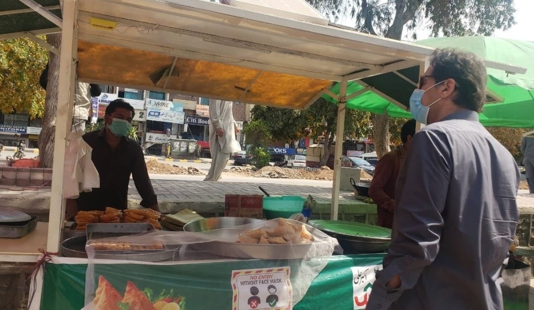 رمضان پر لنگڑے کا دور یاد آگیا جب وہ گیارہ بجے دن افطاری خریدنے جاتا تھا مختصر مگر شغلی دور تھا شوکت خان زیرنی کے بچے کا